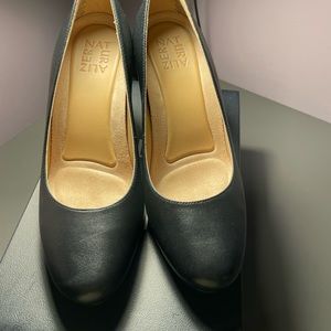 Naturalizer, black leather pump, size 7.5